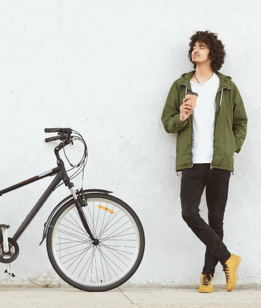 Ein junger Manns steht gelassen neben seinem Fahrrad. Auf dem Bild steht geschrieben: Mein Lächeln ist geschützt, nach einem Unfall.