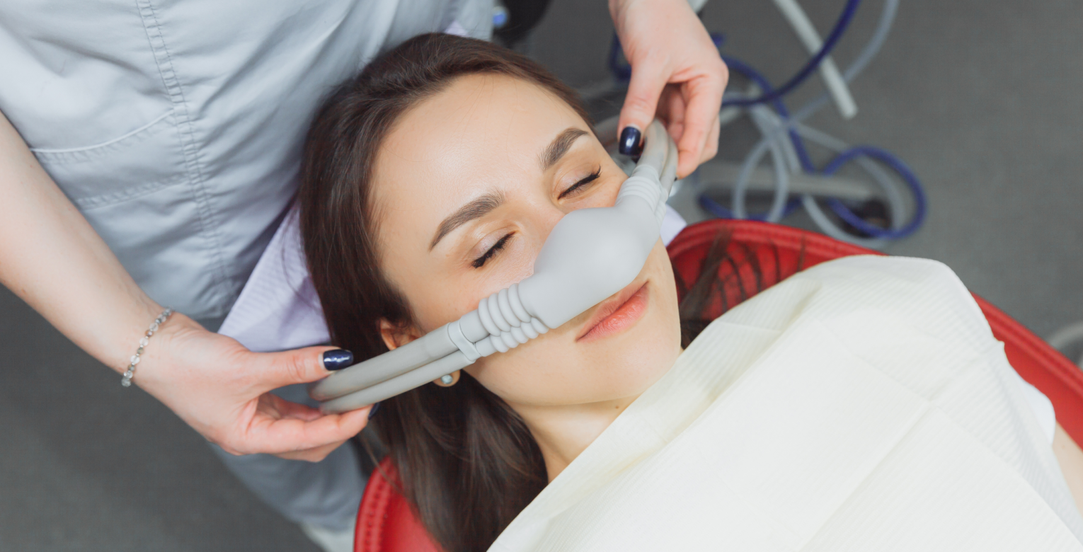 Eine Frau wird in Narkose versetzt.